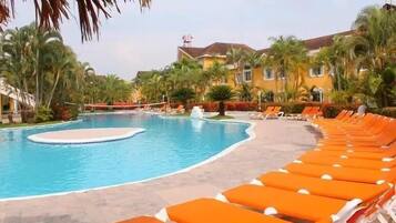 6 outdoor pools