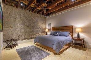 Escritorio, tabla de planchar con plancha, wifi gratis y ropa de cama