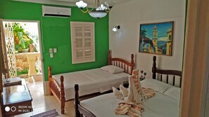 Superior tweepersoonskamer, terras | Luxe beddengoed, donsdekens, Select Comfort-bedden, een minibar