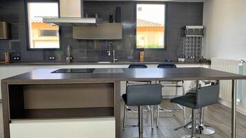 Een koelkast, een magnetron, een oven, een kookplaat