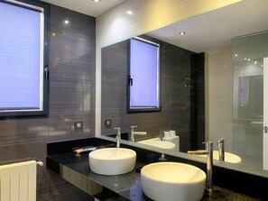 SĂšche-cheveux, serviettes fournies, papier toilette