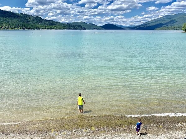 Beach - Ski In / Ski Out | Private Hot Tub | Cozy Cabin (Whitefish)