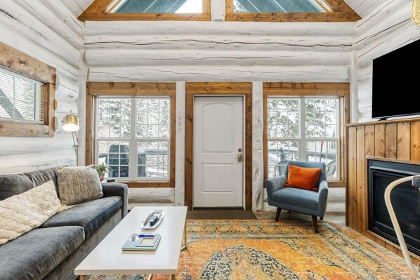 Flat-screen TV, fireplace, offices - Ski In / Ski Out | Private Hot Tub | Cozy Cabin (Whitefish)