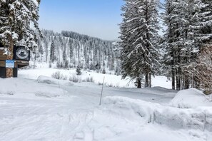 Property grounds - Ski In / Ski Out | Private Hot Tub | Cozy Cabin (Whitefish)