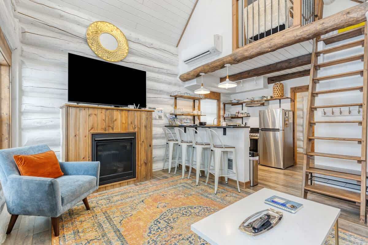 Een flatscreentelevisie en een open haard