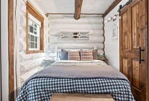 2 bedrooms, iron/ironing board, WiFi, bed sheets - Luxury Cabin | Ski In / Ski Out | Hot Tub (Whitefish)
