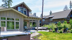 A modern house with a large deck, outdoor seating, and a hot tub. - Centrally located 5 BD Suncadia Lodge with 3 King en suite bedrooms! (Cle Elum)