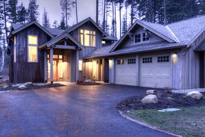 Exterior - Centrally located 5 BD Suncadia Lodge with 3 King en suite bedrooms! (Cle Elum)