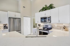 Nhà, nhiều giường (Lovely Pet-friendly waterfront home w) | Bếp riêng | Lò nướng, lò nướng bánh mì