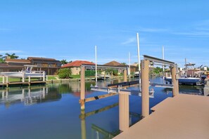 Nhà, nhiều giường (Lovely Pet-friendly waterfront home w) | Hồ bơi | Hồ bơi nước nóng