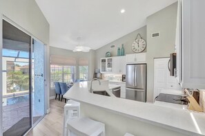 單棟房屋, 多張床 (Lovely Pet-friendly waterfront home w) | 私人廚房 | 焗爐、多士爐