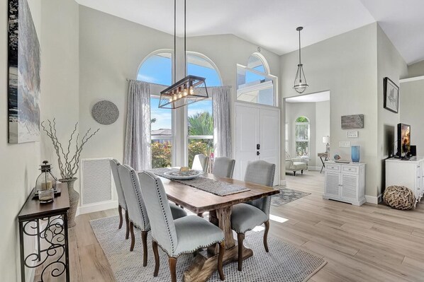 Dining - Lovely Pet-friendly Waterfront Home With Pool and Dock (Marco Island)