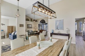 Nhà, nhiều giường (Lovely Pet-friendly waterfront home w) | Bếp riêng | Lò nướng, lò nướng bánh mì