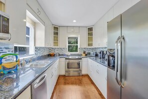 Rumah, Beberapa Tempat Tidur (Pet-friendly two-story home with pool) | Dapur pribadi | Lemari es, microwave, oven, dan kompor