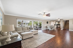 Maison, plusieurs lits (Pet-friendly two-story home with pool) | Coin séjour