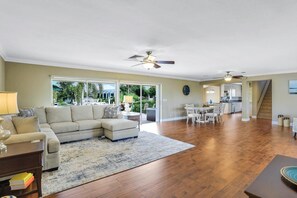 Hus - flere senge (Pet-friendly two-story home with pool) | Stue