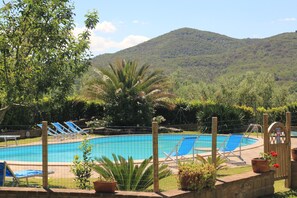 Una piscina al aire libre de temporada