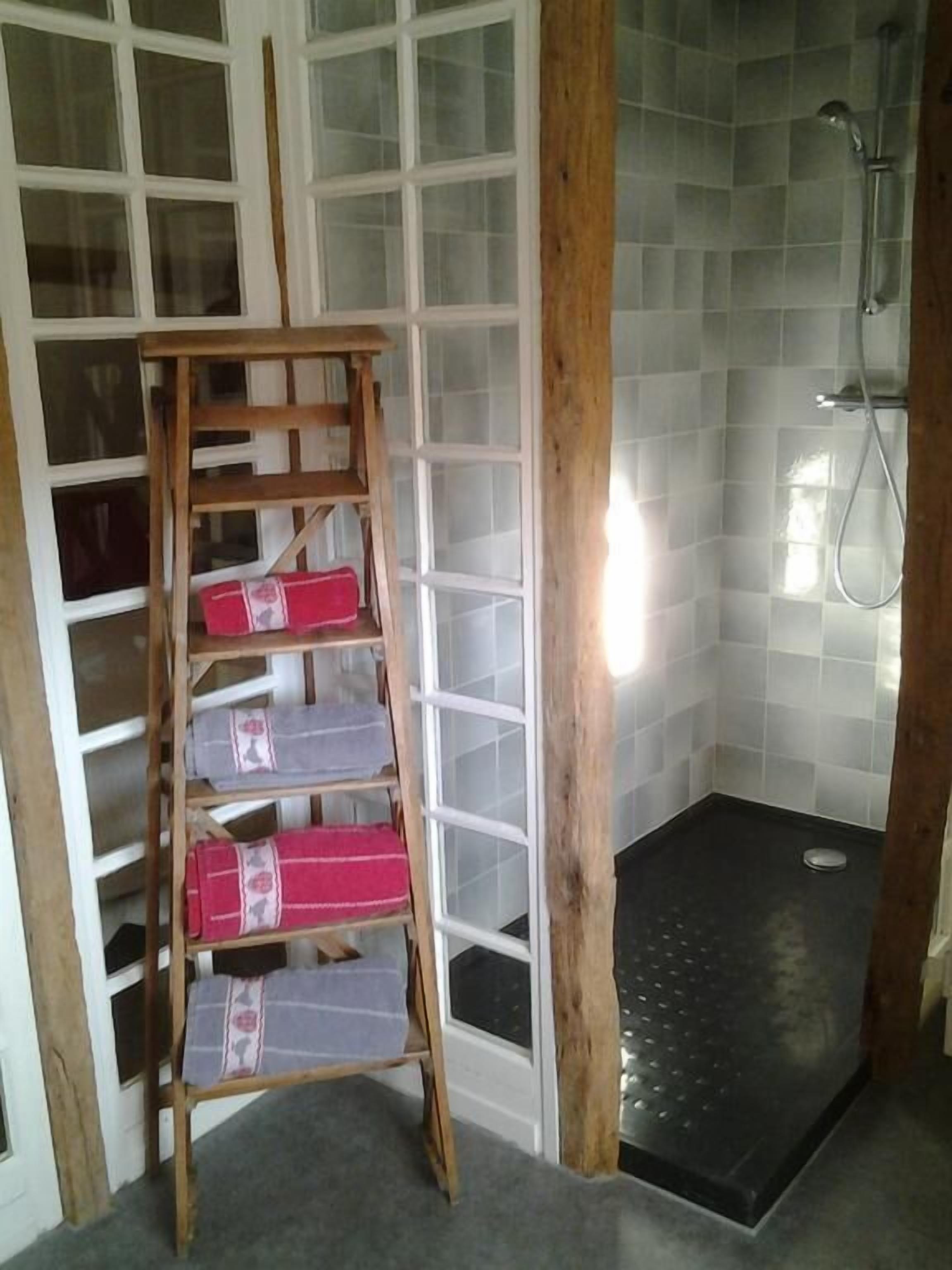 Classic Room | Bathroom shower