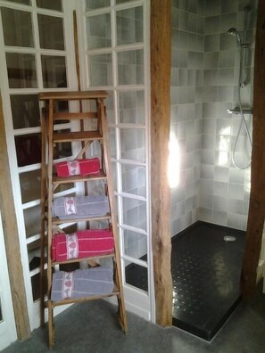 Classic Room | Bathroom shower - Domaine de collen (Lépine)