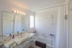Tina, secadora de cabello, bidet, toallas 