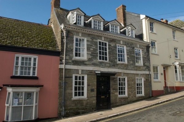Front view of historic Chain House, the holiday wing is situated at the rear