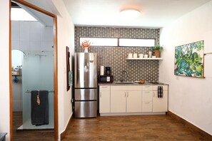 Réfrigérateur, four à micro-ondes, surface de cuisson, cafetière-théière