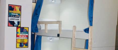 1 slaapkamer, een kluis op de kamer, een laptopwerkplek