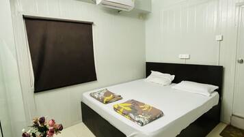 Family Room | 1 bedroom, in-room safe, laptop workspace, blackout drapes
