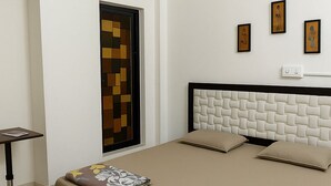 Une chambre moderne avec un grand lit, une petite table et une fenêtre donnant sur un beau paysage.