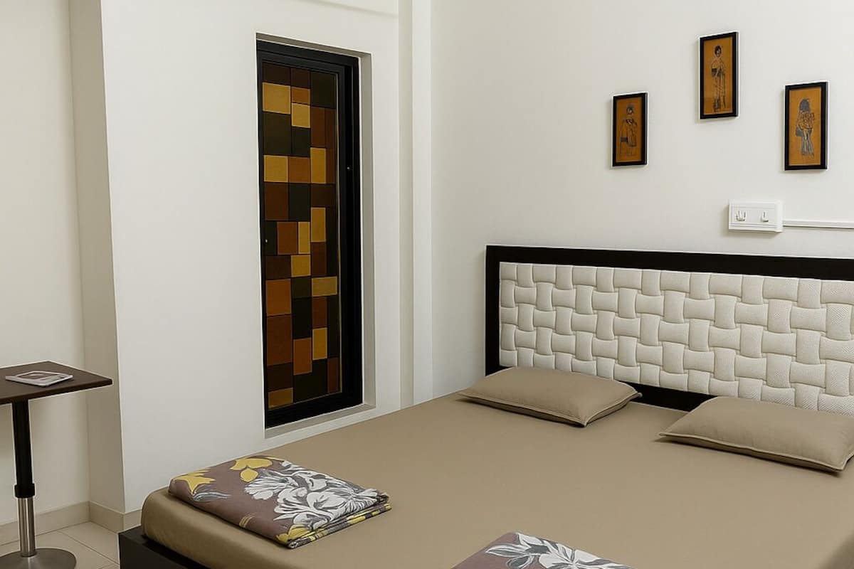 Habitación familiar | Caja fuerte, espacio para trabajar con un portátil, cortinas opacas