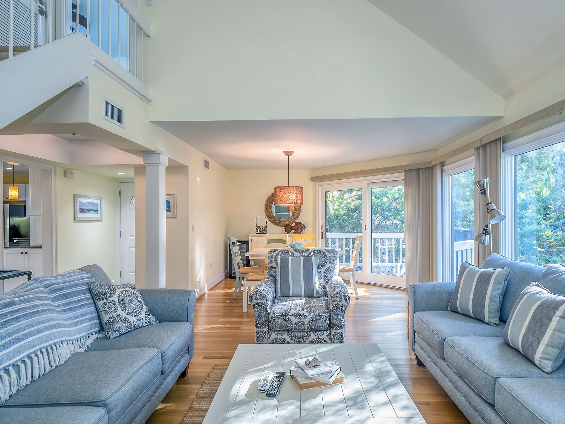 Gorgeous Updated Spinnaker! Walk to Beach, Club, Pools! 5 Stars!