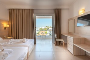 1 habitación, caja de seguridad en la habitación y escritorio 