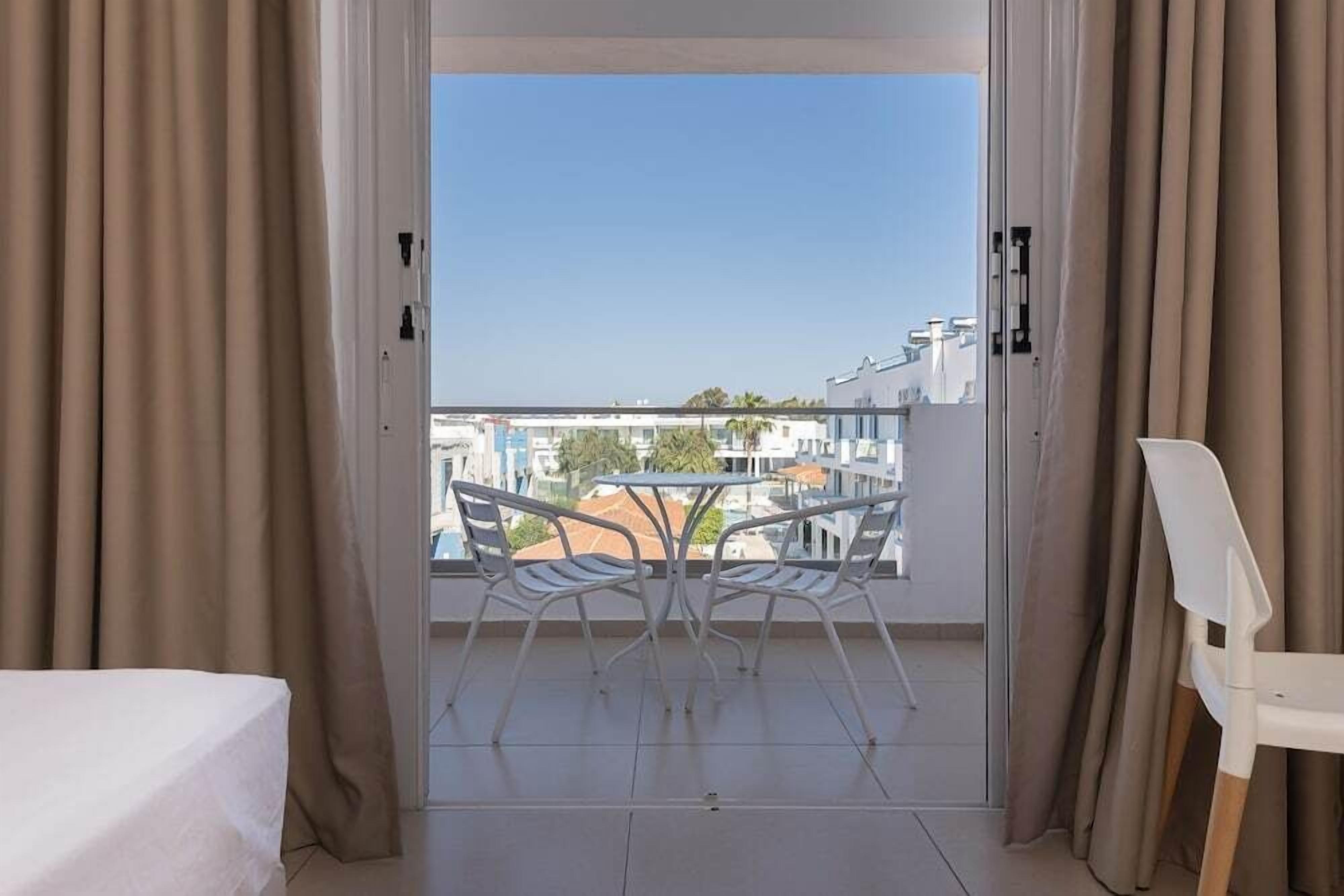 Safe på rommet, skrivebord og skrivebord for bærbar PC