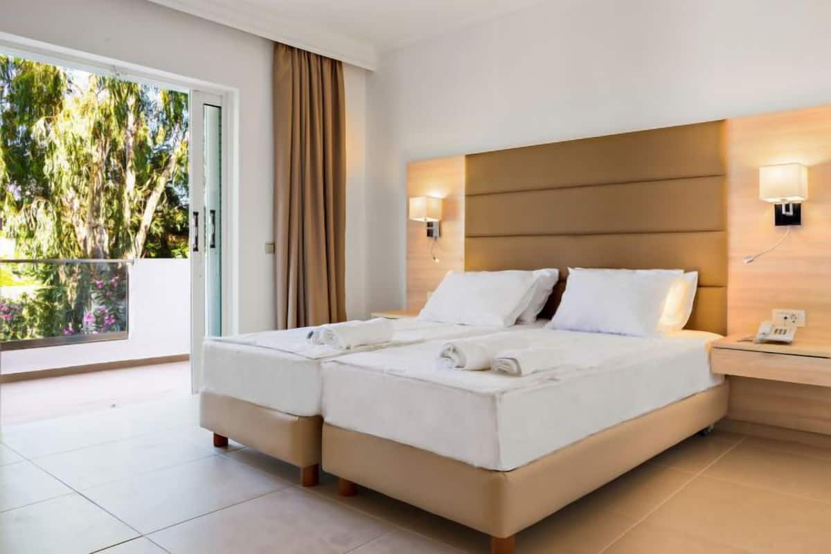 1 habitación, caja de seguridad en la habitación y escritorio