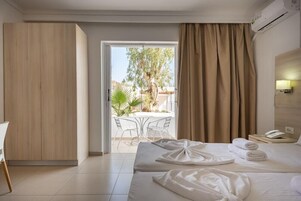 客房内保险箱、办公桌、笔记本电脑工作区、遮光窗帘