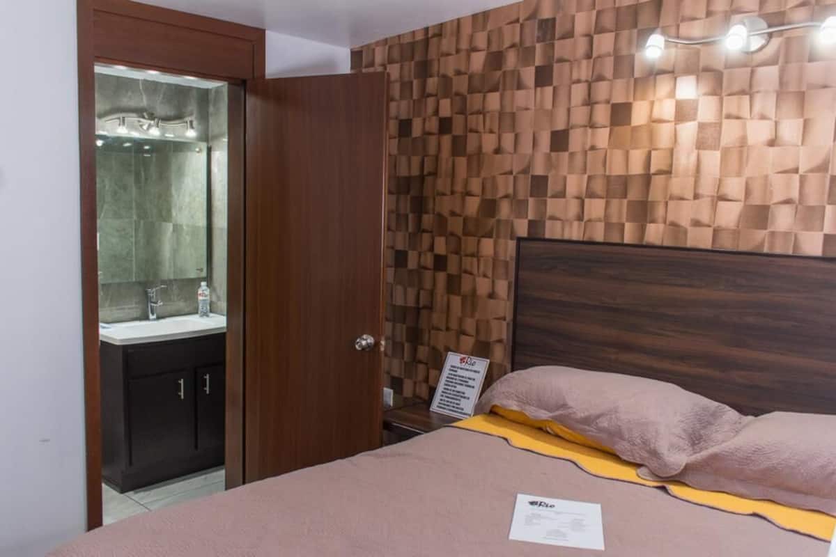 Habitación Confort | Espacio para trabajar con laptop