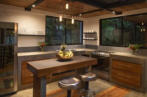 Fridge, oven, stovetop, coffee/tea maker