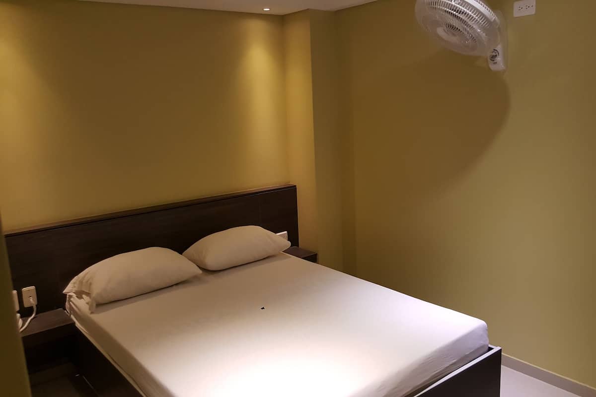 Economy Room, 1 Double Bed, Fan Only (No air | 1 slaapkamer, een laptopwerkplek, gratis wifi, beddengoed