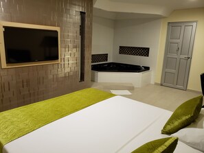 Camera Deluxe, idromassaggio | Postazione laptop, Wi-Fi gratuito, lenzuola