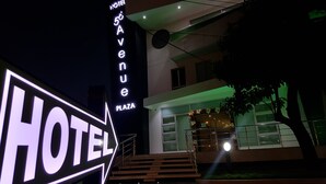 Un letrero de hotel que muestra las palabras 'HOTEL' y 'AVENUE PLAZA'.