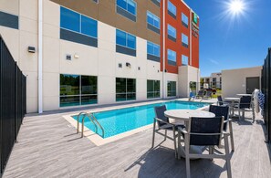 Outdoor pool - Holiday Inn Express & Suites Lindale – Tyler by IHG (Lindale)