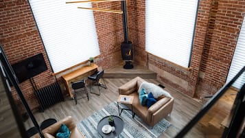 Suite | Oppholdsområde | En 42-tommers smart-TV med digitale kanaler samt TV og peis