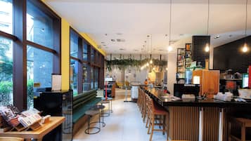 Se sirven desayunos, comidas, cenas y cocina internacional