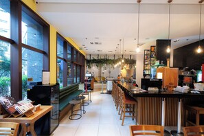 Sarapan dan makan tengah hari dihidangkan, masakan antarabangsa 