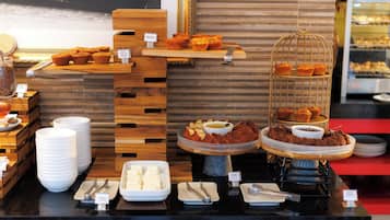 Se sirven desayunos, comidas, cenas y cocina internacional