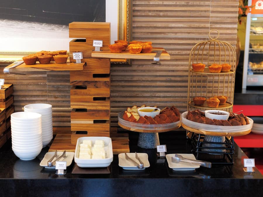 Se sirven desayunos, comidas, cenas y cocina internacional