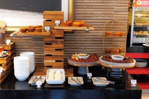 A buffet with various food items and serving utensils. - TRYP by Wyndham Sao Paulo Paulista Paraiso (São Paulo)