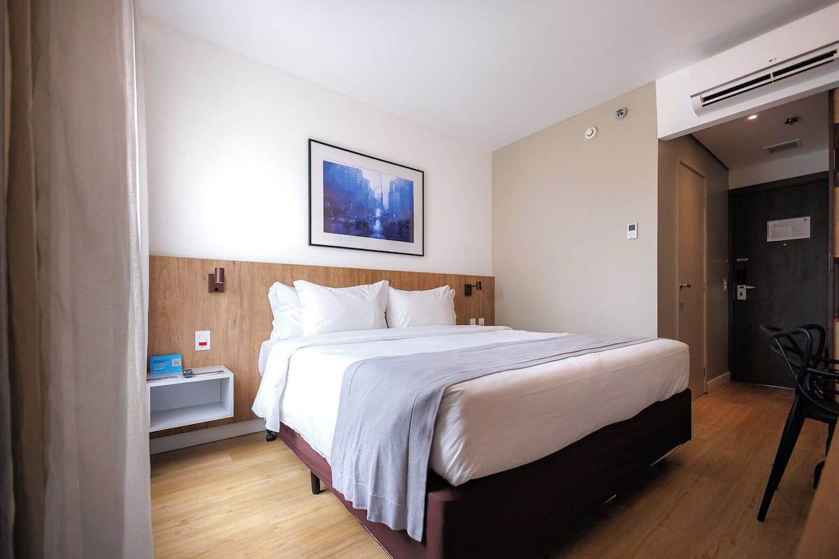 Quarto standard, 1 cama Queen, para não fumantes | Minibar, Zimmersafe, Schreibtisch, Verdunkelungsvorhänge