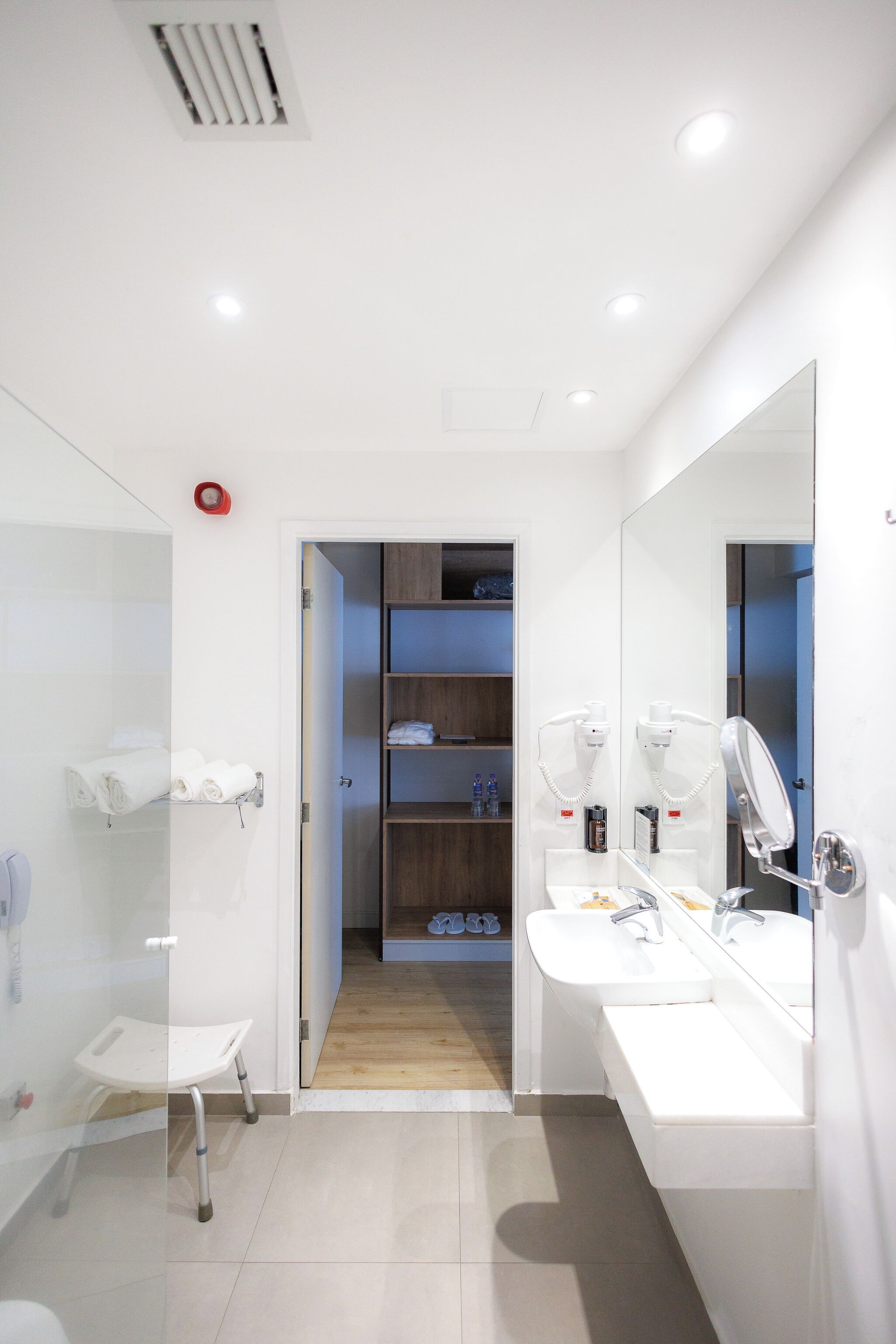 Quarto premium | Banheiro | Chuveiro, toalhas de banho, sabonete, shampoo