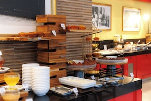 Breakfast, lunch and dinner served  - TRYP by Wyndham Sao Paulo Paulista Paraiso (São Paulo)